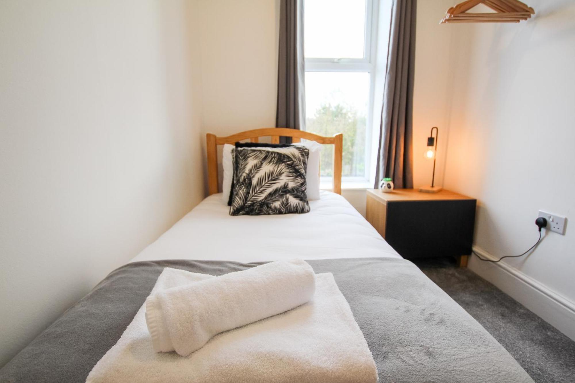 Fairways View - Spacious Apartment - Sleeps 6 - Lovely Views - By Rework Accommodation Hoylake Ngoại thất bức ảnh